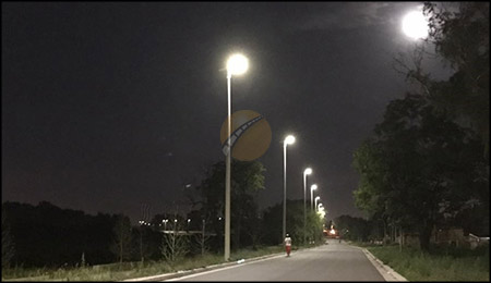 Can solar street lights work in the rain